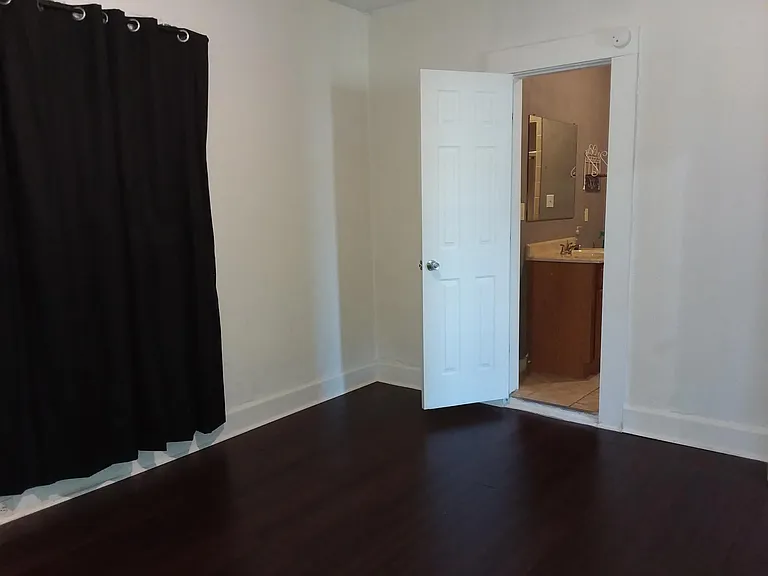 1912 Holladay St — Photo 10