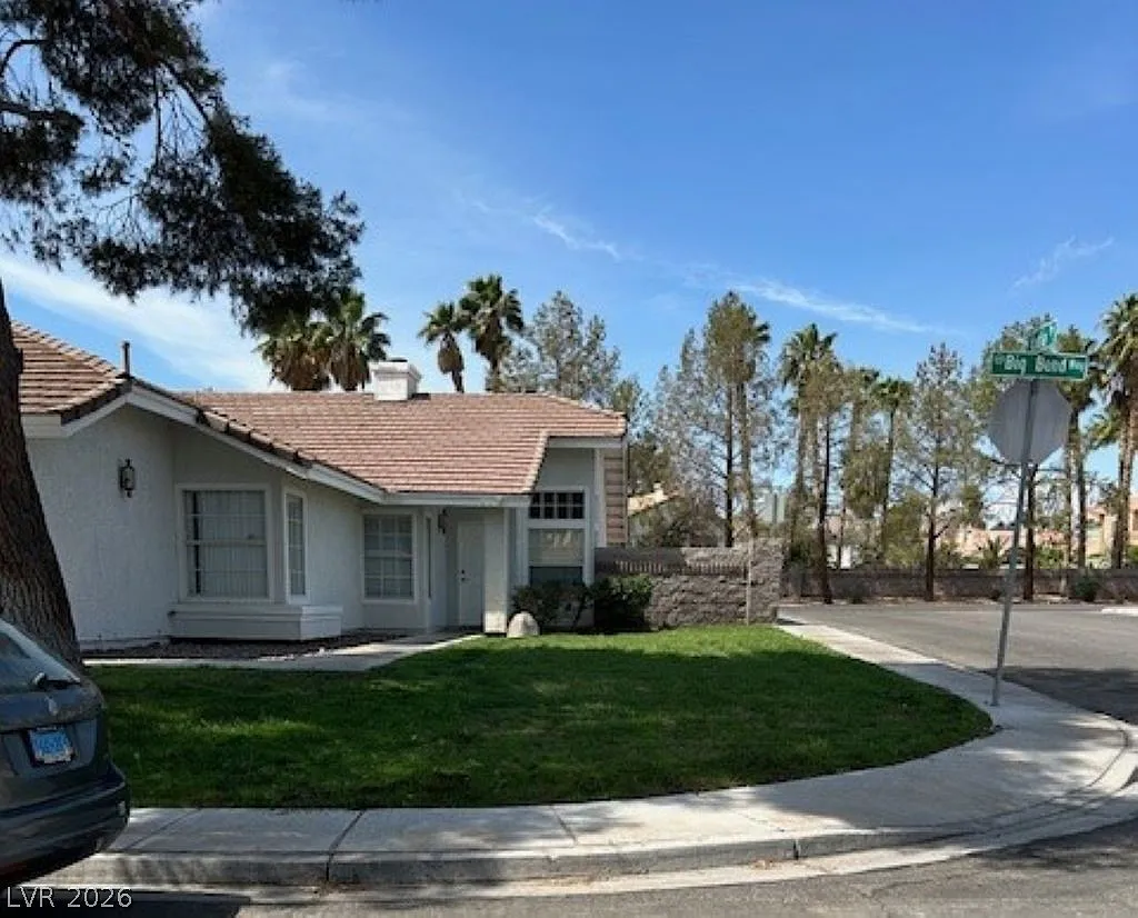 4 bed, 2.0 bath, 1762 sqft, $2,400 — Photo 1