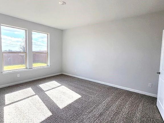 5th image of 228 Tyler St