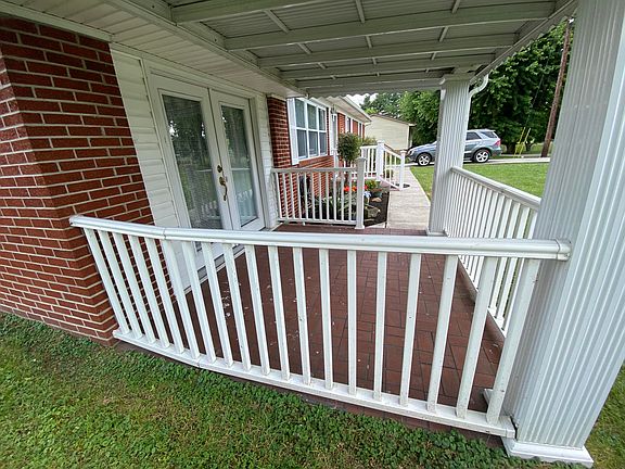 4th image of 135 Richmond St