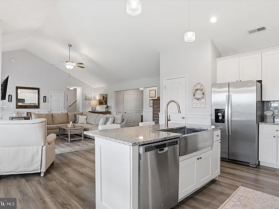 5th image of 33 Ancient Oaks Ct