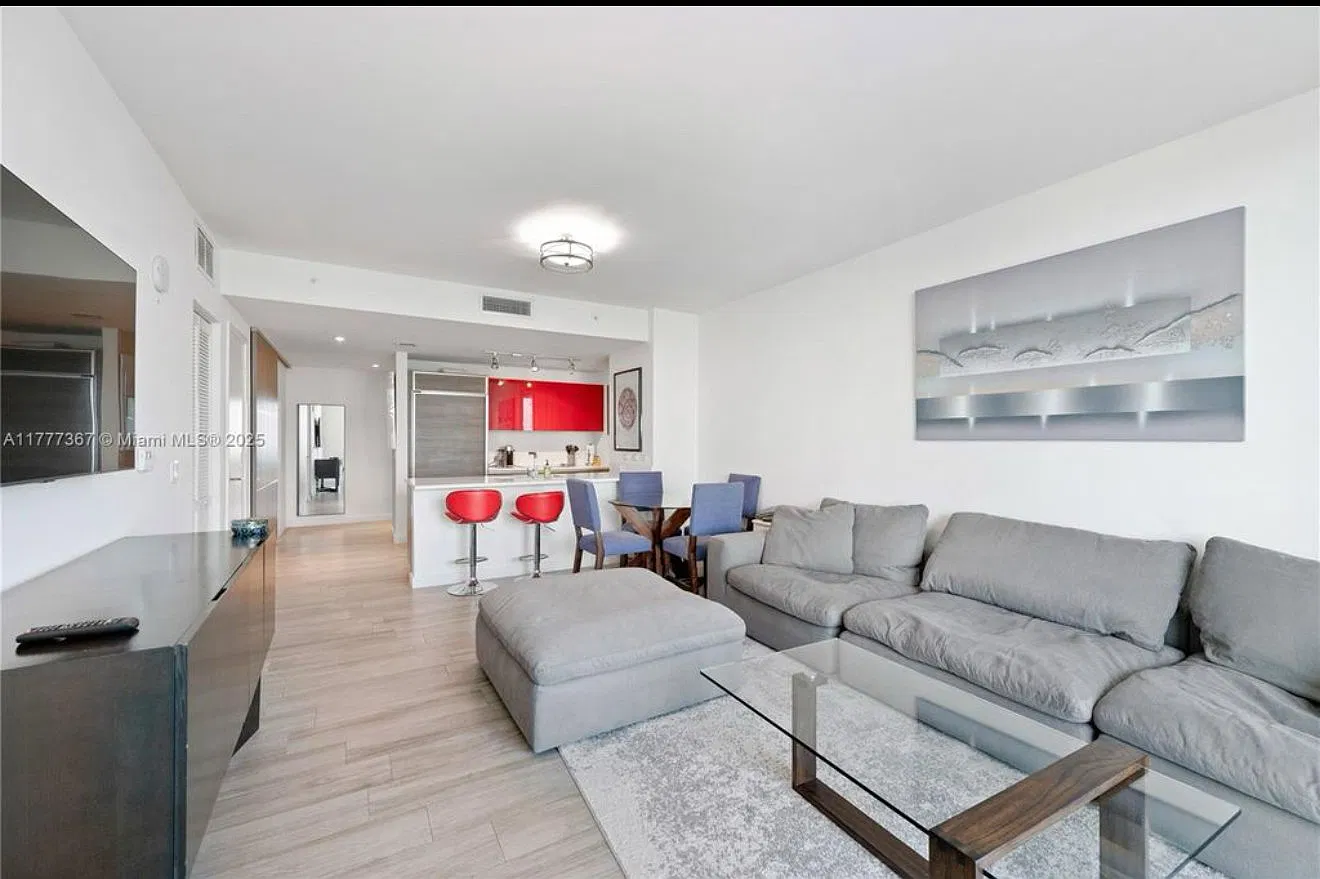 2 bed, 1.0 bath, 877 sqft, $3,609 — Photo 2