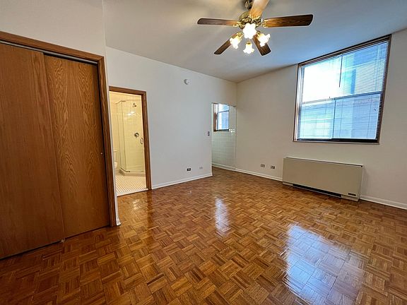 3rd image of 620 W Belmont Ave #211