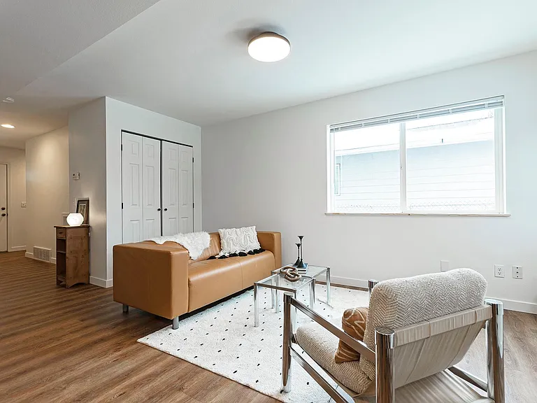 909 Defoe St #B — Photo 7