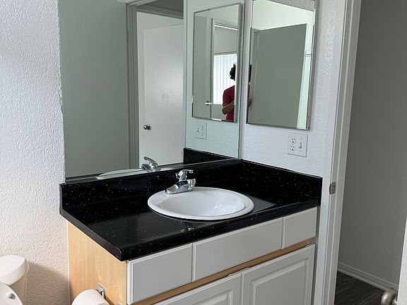 5th image of 4922 Edinger Ave #1B-1Ba-1025Sqft