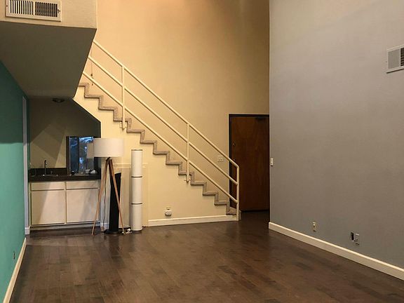 3rd image of 13331 Moorpark St APT 351
