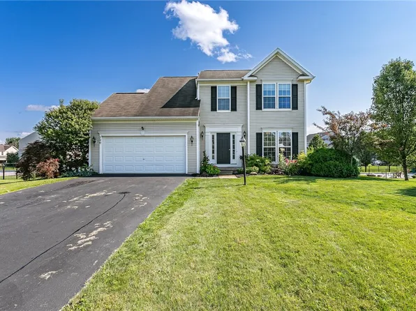 790 Green Meadow Dr, Macedon, NY 14502