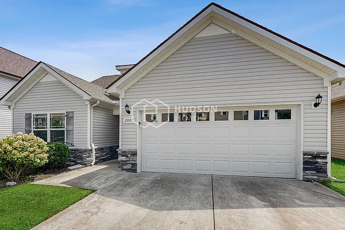 3 bed, 2.0 bath, 1319 sqft, $2,150 — Photo 3