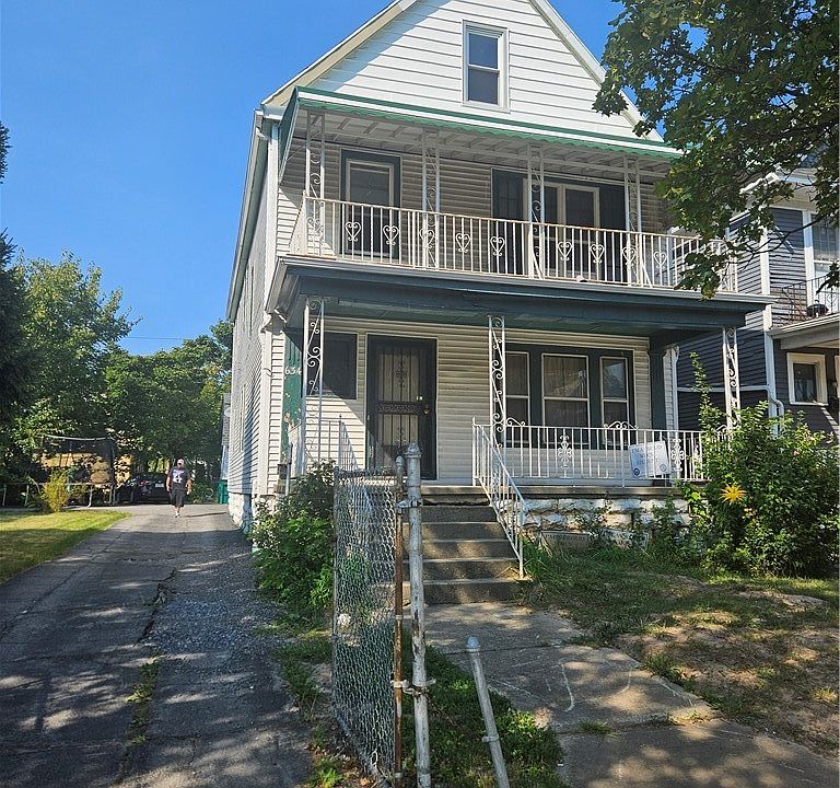 1st image of 634 E Ferry St