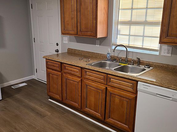 4th image of 301 Cox St