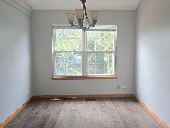 5th image of 409 Fairfax Ln