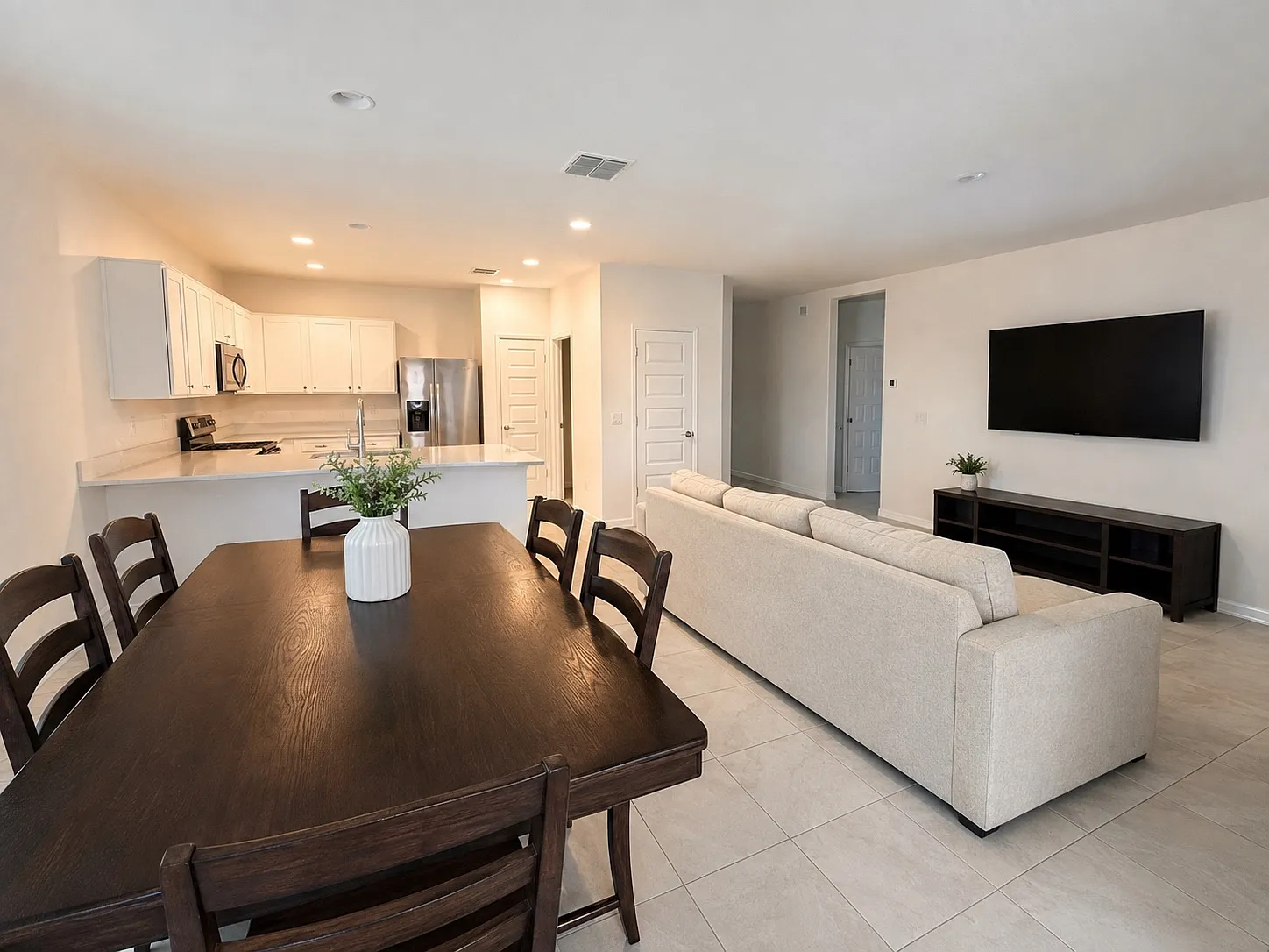 3 bed, 1411 sqft, $2,300 — Photo 4