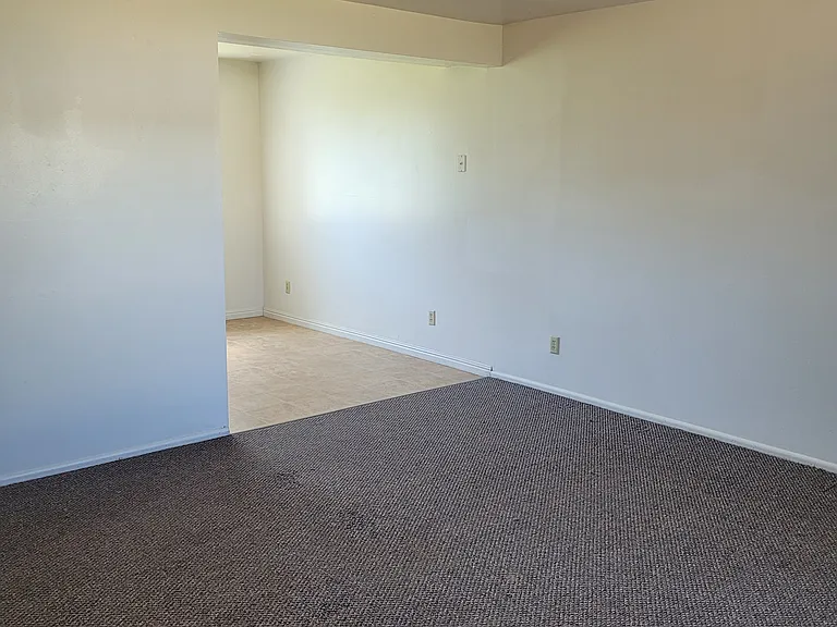 320 Ashland Dr — Photo 1