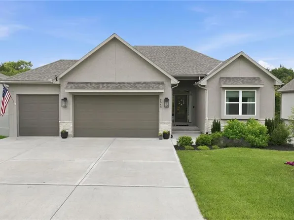 8548 Valley Spring Dr, De Soto, KS 66018
