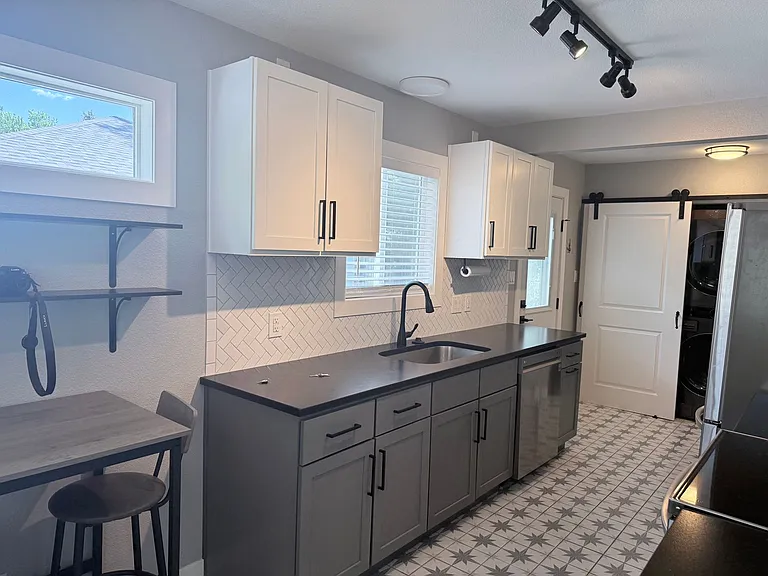 1141 E Madison St — Photo 15