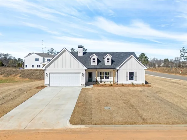 1192 Willows Dr, Opelika, AL 36801