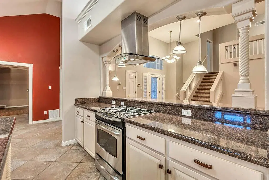3 bed, 2804 sqft, $2,400 — Photo 2