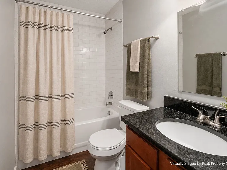1393 Summit St #B — Photo 8