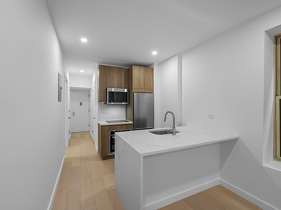 3rd image of 246 E 53rd St APT 1