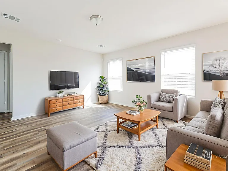 2104 Cedar Bend Dr — Photo 3