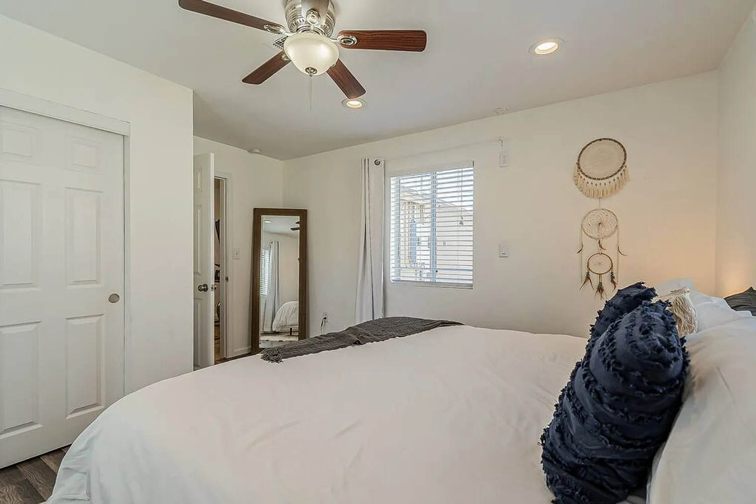 2 bed, 1.0 bath, 1991 sqft, $2,208 — Photo 4