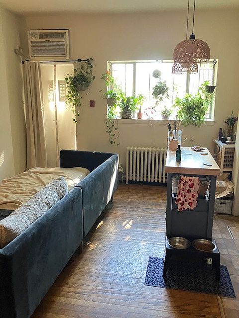 1st image of 1926 Pine St APT 1R