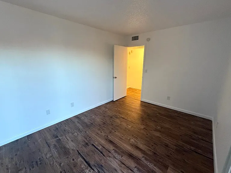 1406 Park Shore Cir #3 — Photo 11