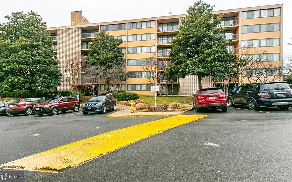 16 S Van Dorn St #604