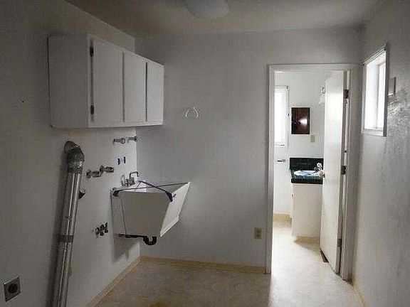 Utility room with bathroom