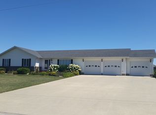 907 9th St E, Cresco, IA 52136
