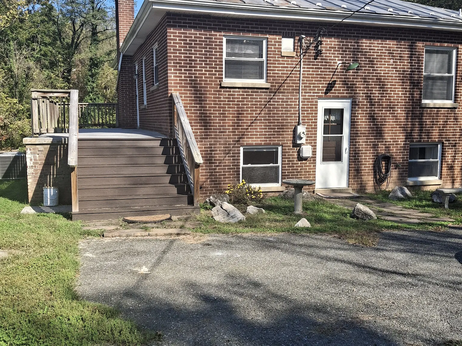 4 bed, 3000 sqft, $2,400 — Photo 2