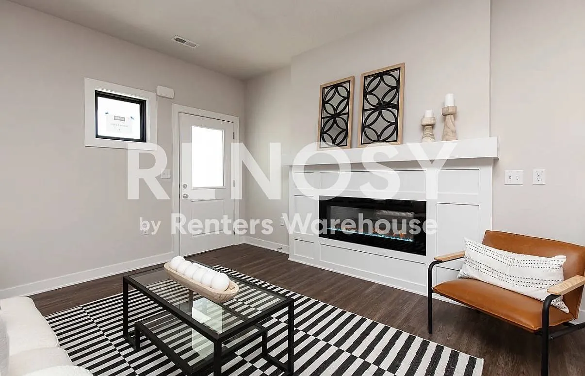 Three Bedroom Townhouse — Photo 3