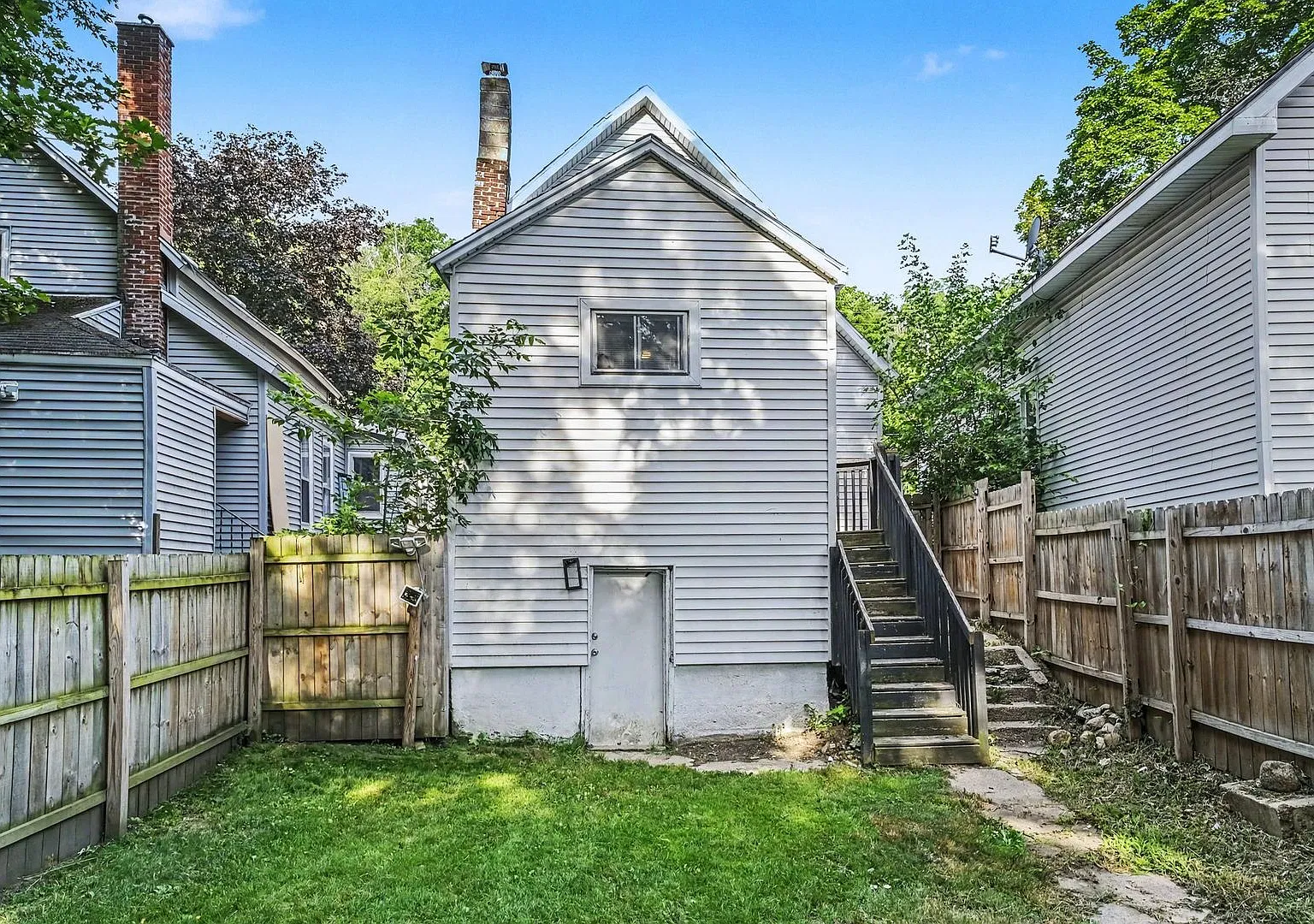 Charming 3BR / 2BA Bungalow with Garage & Fenced Yard — Photo 3