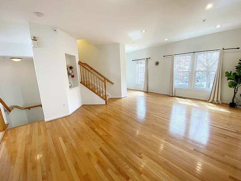 710 Market St E — Photo 8