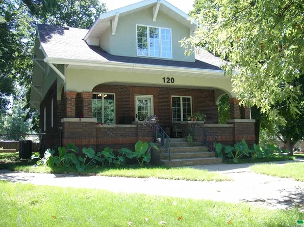 120 12th St SW, Le Mars, IA 51031