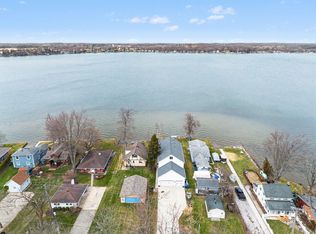 780 Beach Dr, Brooklyn, MI 49230