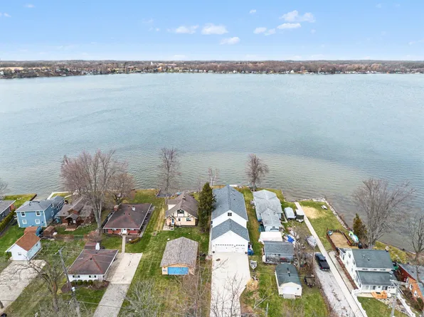 780 Beach Dr, Brooklyn, MI 49230