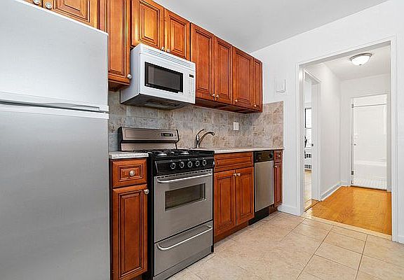 3rd image of 6505 Yellowstone Blvd APT 2D