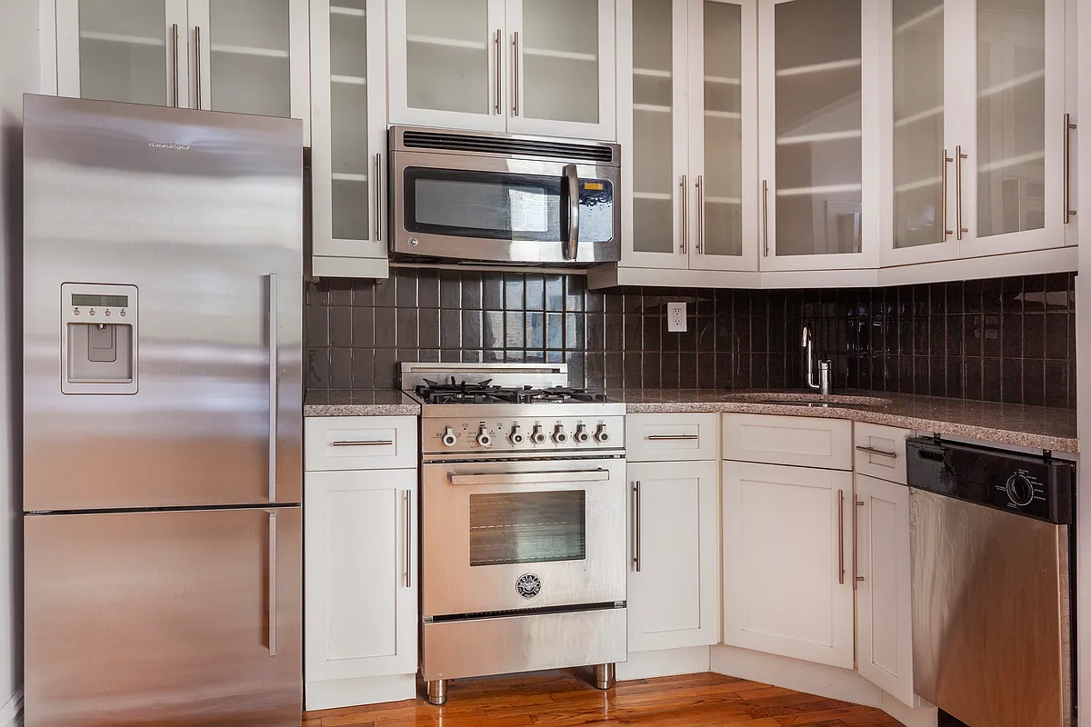 Building Photo - 110 E 84th St #3C