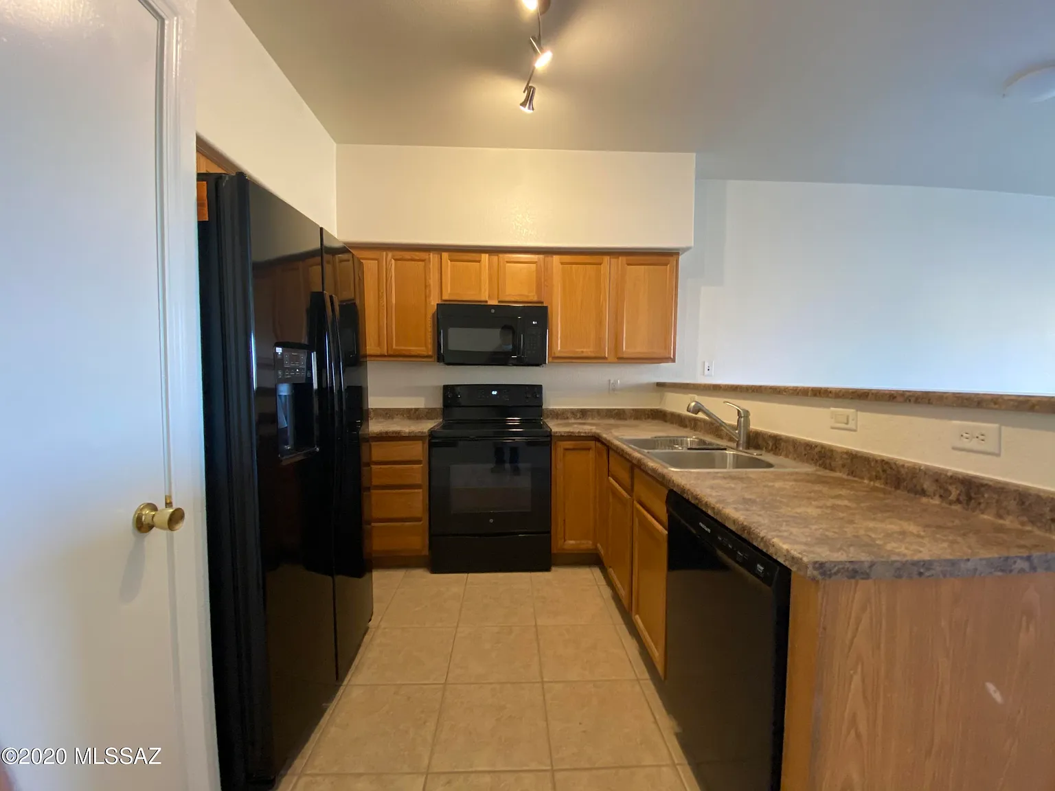 3 bed, 2.0 bath, 1464 sqft, $1,875 — Photo 4
