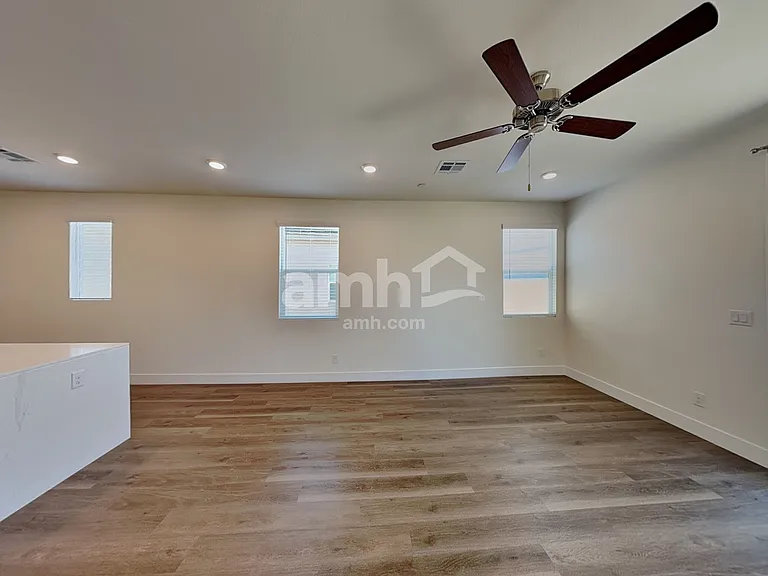 870 English Primrose St — Photo 7