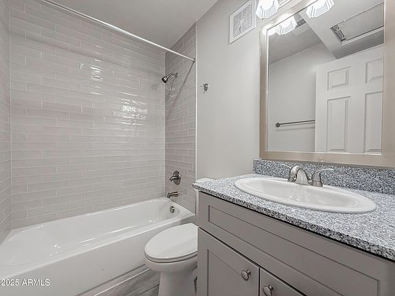 2nd image of 2121 W Adams St #205