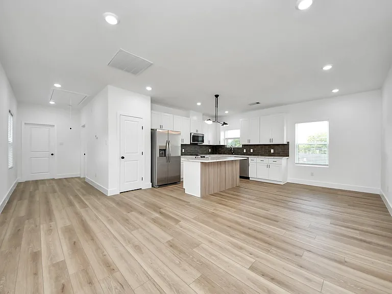 801 E 32nd 1/2 St #B — Photo 22