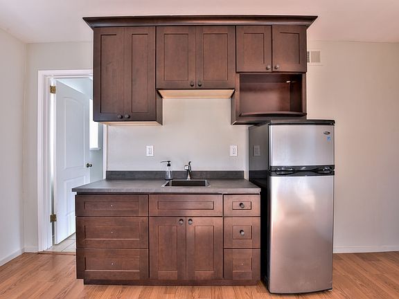 3rd image of 157 Thrift St