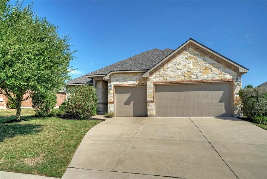 3 bed, 2.5 bath, 2366 sqft, $2,600 — Photo 1