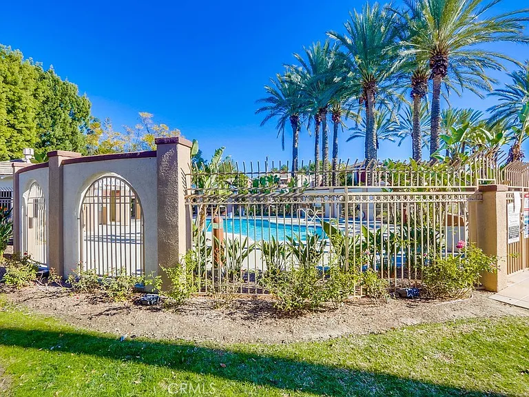 54 Santa Barbara Ct — Photo 32