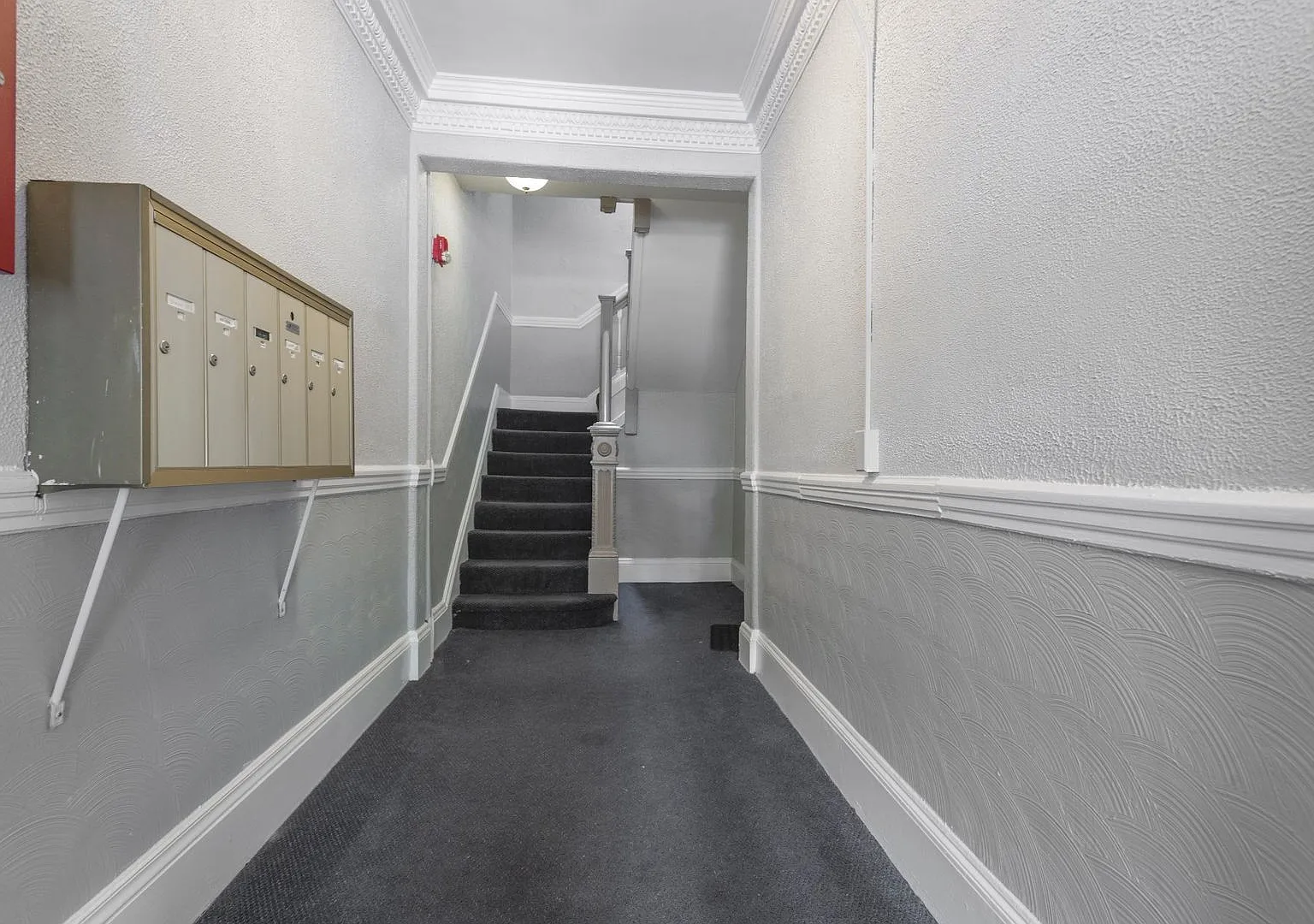 Nice 2 bed in Allston — Photo 3