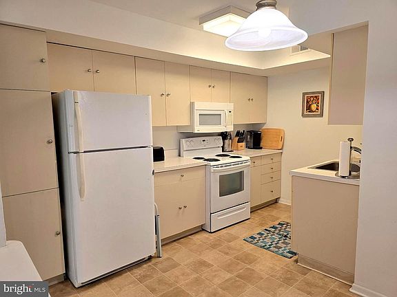 5th image of 115 E Kings Hwy Unit 406