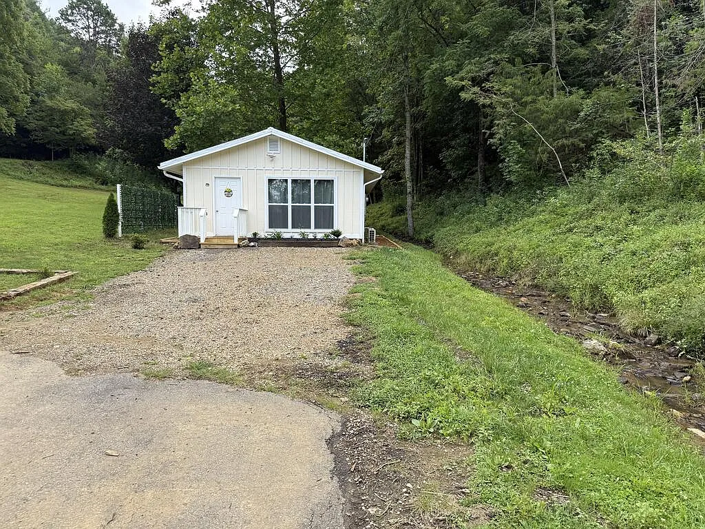 1 bed, 1.0 bath, $1,600 — Photo 1