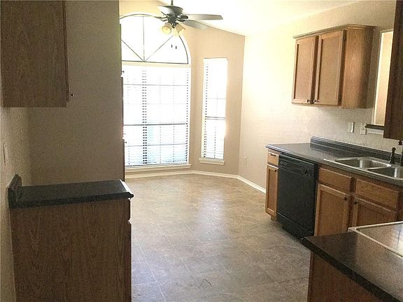 3rd image of 1328 Daffodil Ln